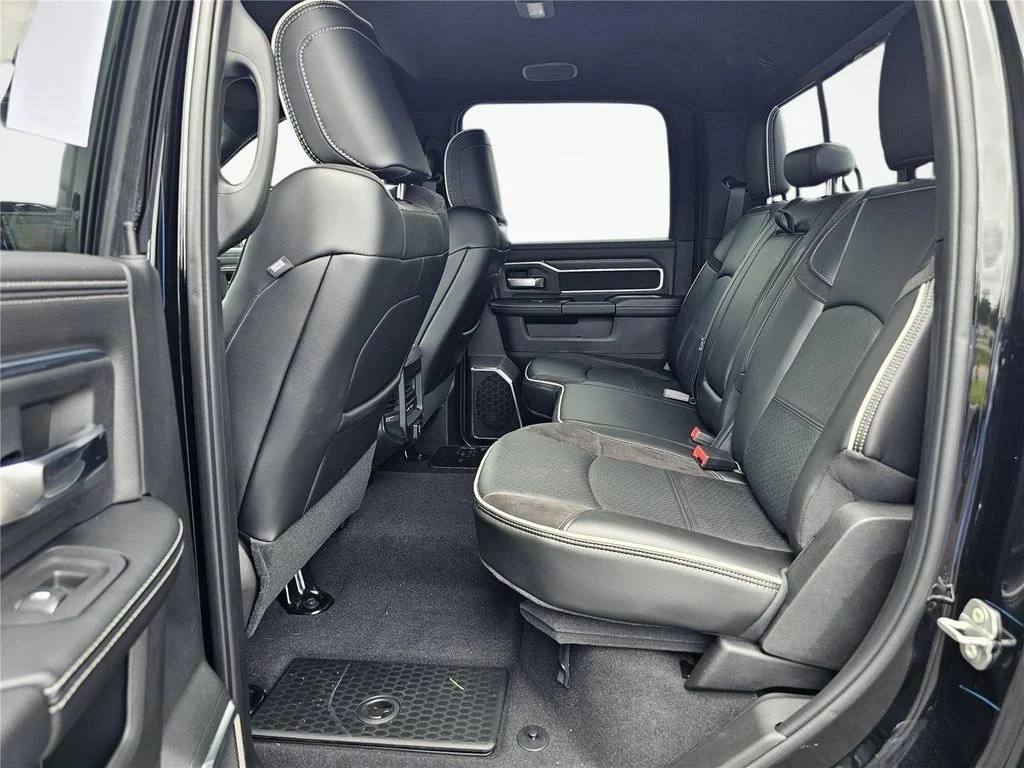 2026 RAM 3500 Laramie - Photo 32