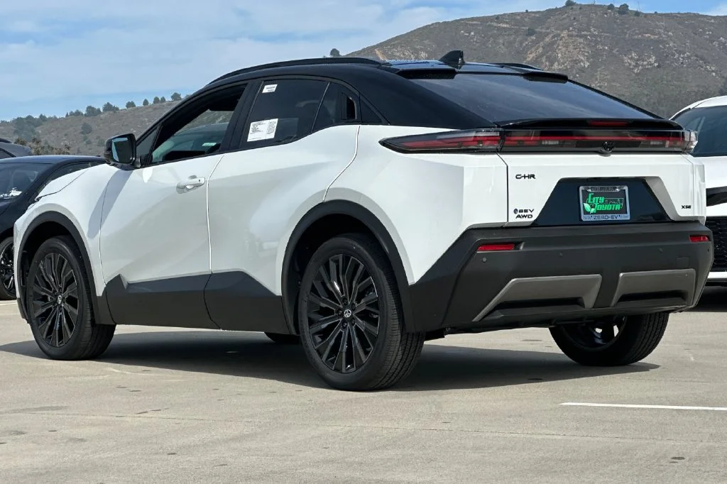 New 2027 Wind Chill Pearl with Midnight Black Metallic roof <sup>1</sup> Toyota  XSE image 6
