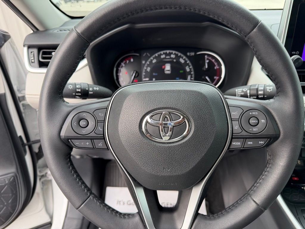 Used 2025 Beige Toyota XLE Premium image 21