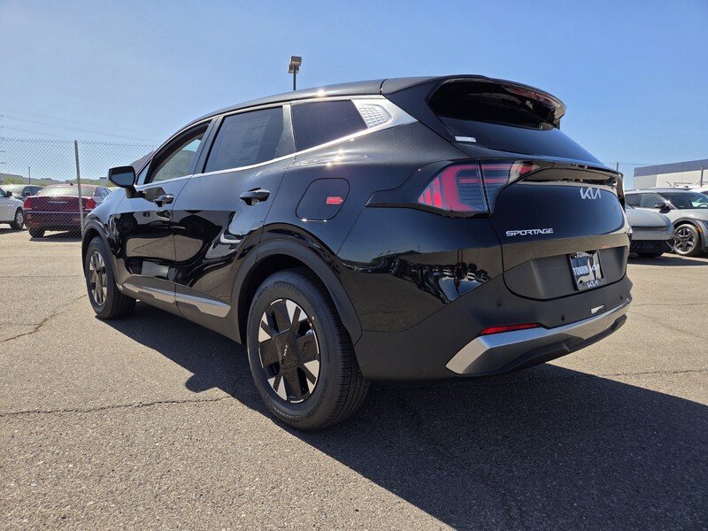New 2027 Fusion Black Kia LX image 4