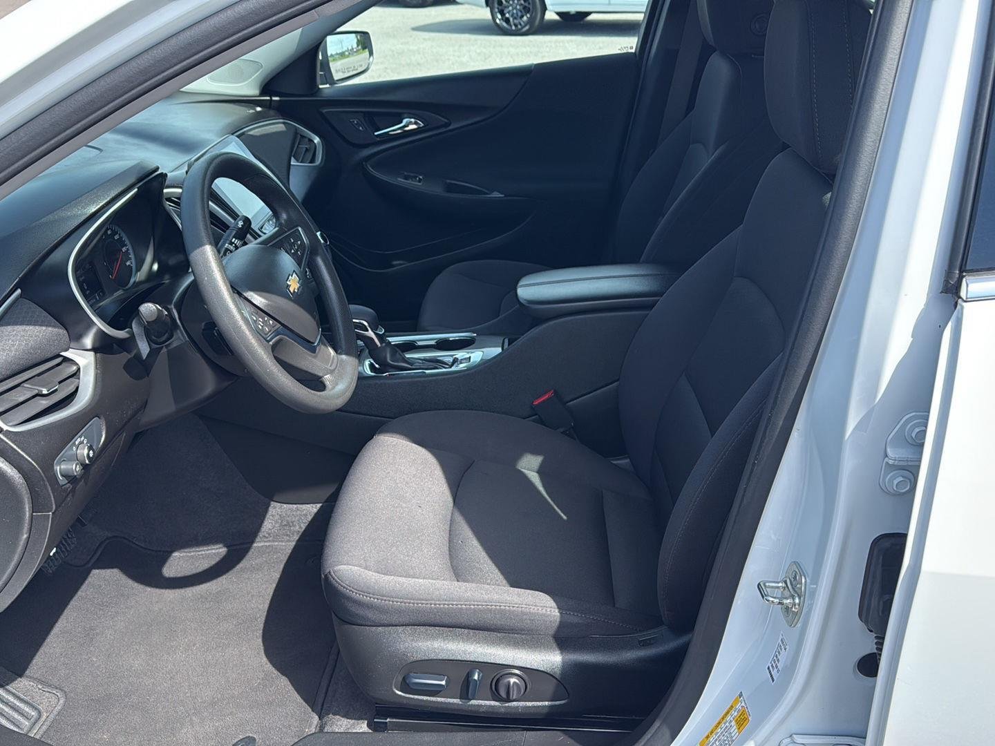 Used 2024 Summit White Chevrolet LT image 10