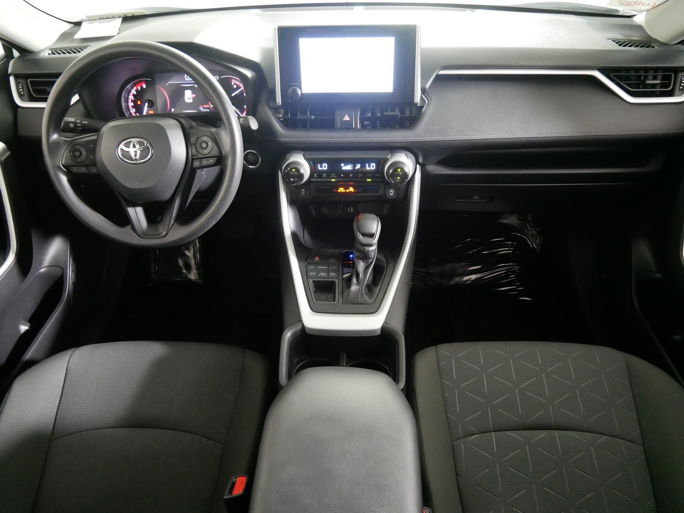2024 Toyota RAV4 XLE - Photo 10