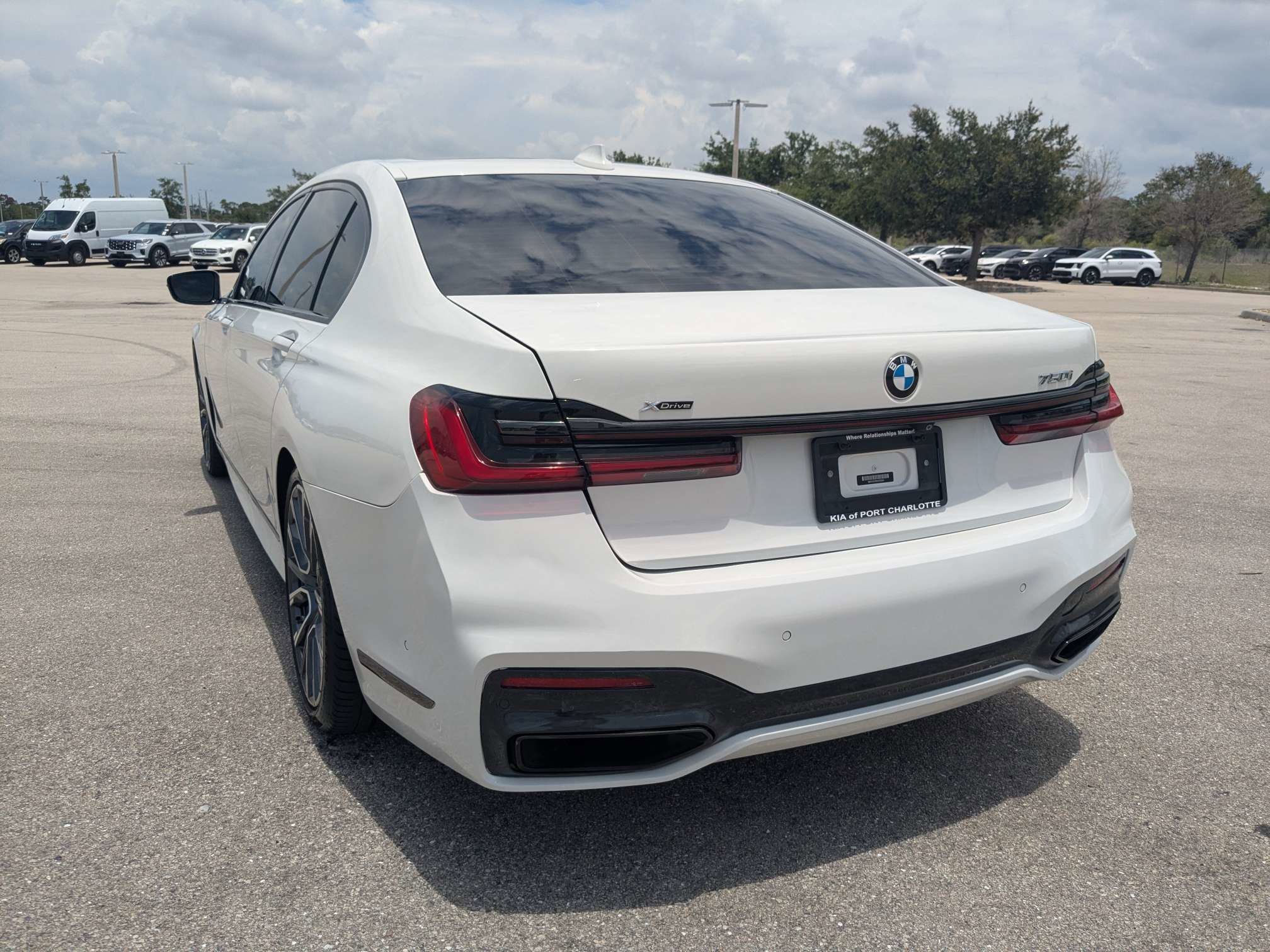Used 2022 Alpine White BMW 750i xDrive image 7