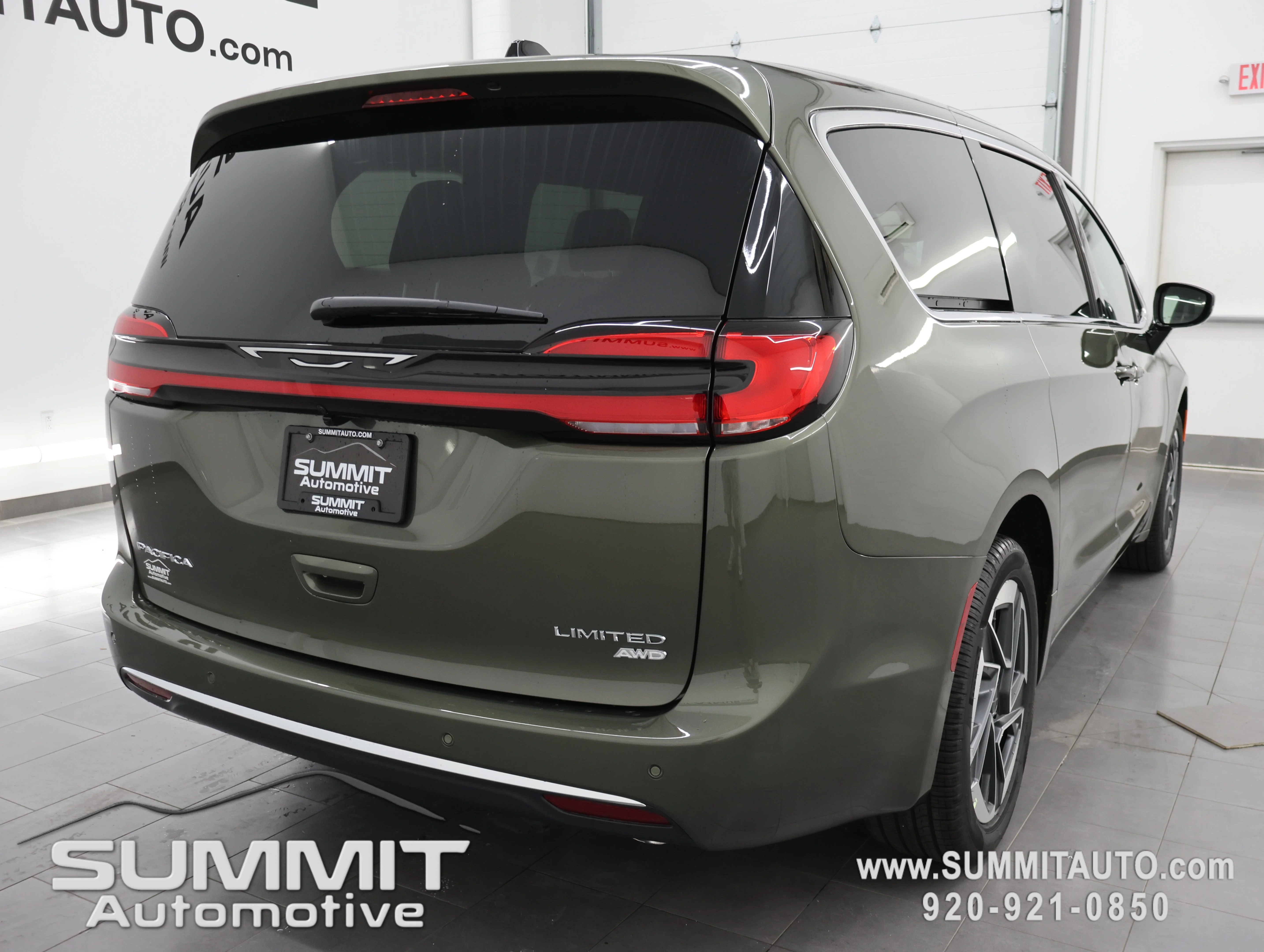 New 2027 Olive Green Pearl-Coat Exterior Paint Chrysler Limited image 5