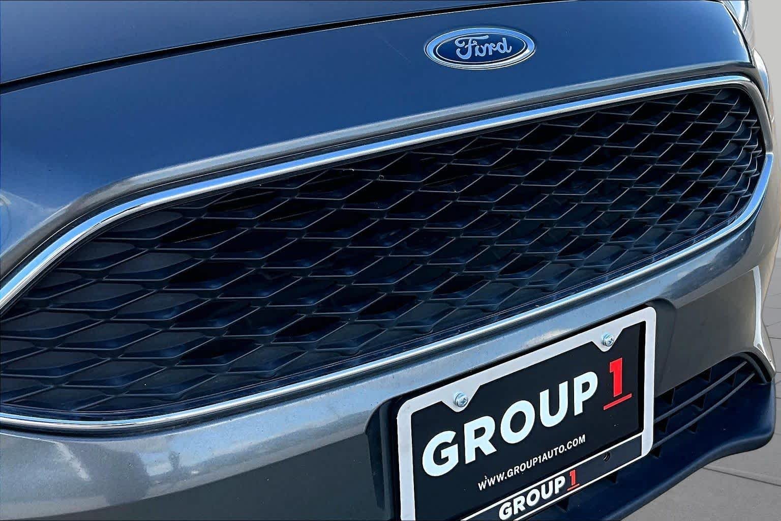 Used 2018 Magnetic Metallic Ford SE image 29