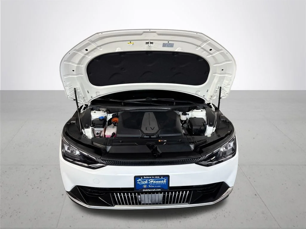 Used 2024 Snow White Pearl Kia Light image 22