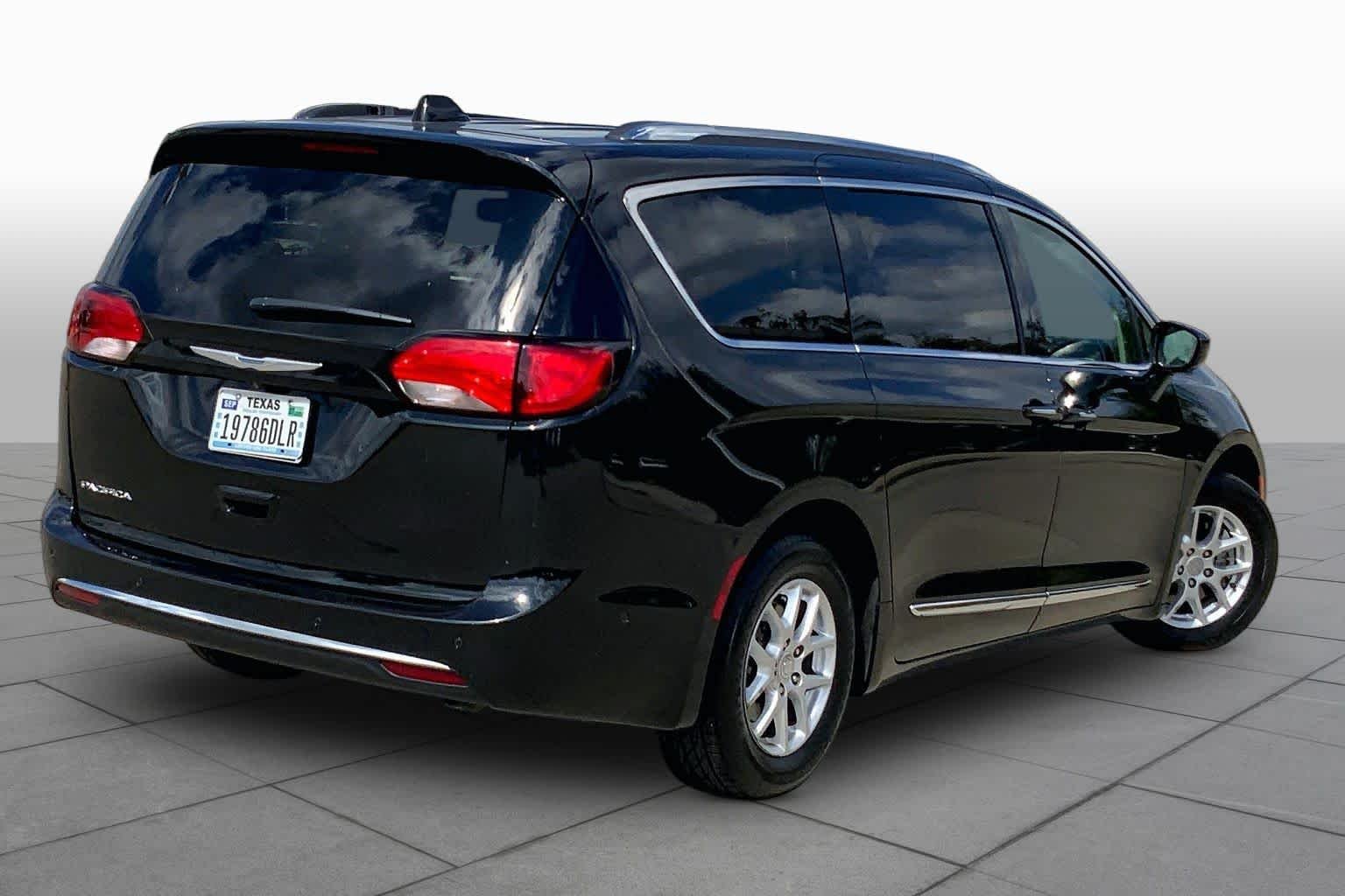 Used 2020 Brilliant Black Crystal Pearlcoat Chrysler Touring L image 12