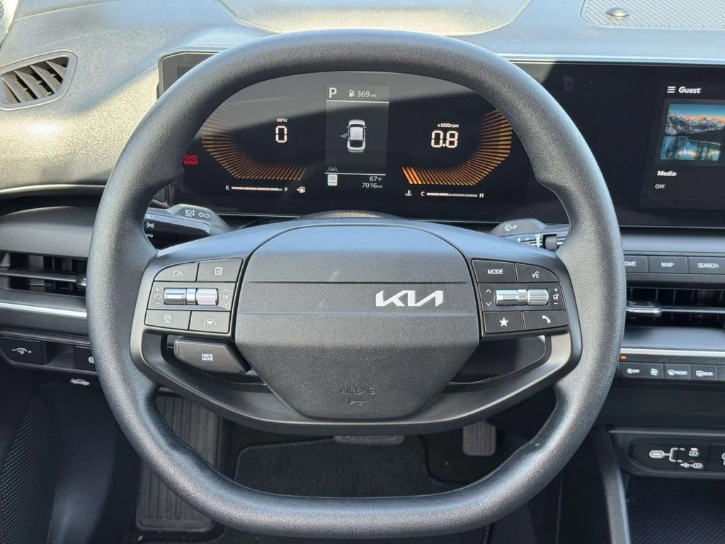 Used 2025 Red Kia LXS image 18