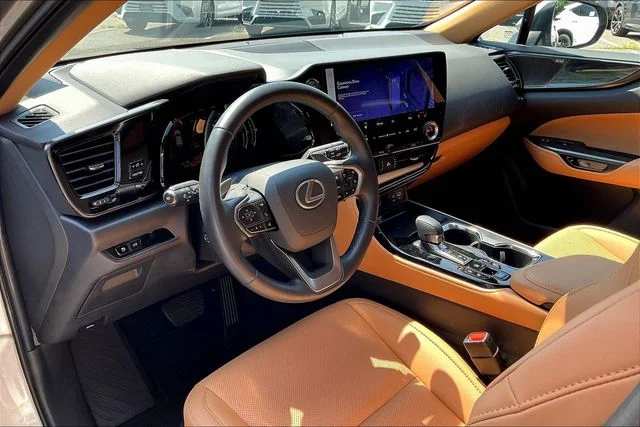 Used 2025  Lexus 350 Premium image 3