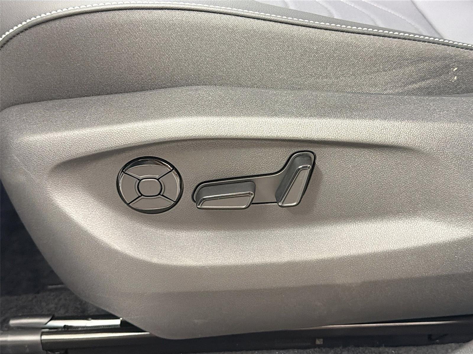 New 2026 Pure White Volkswagen SE image 17