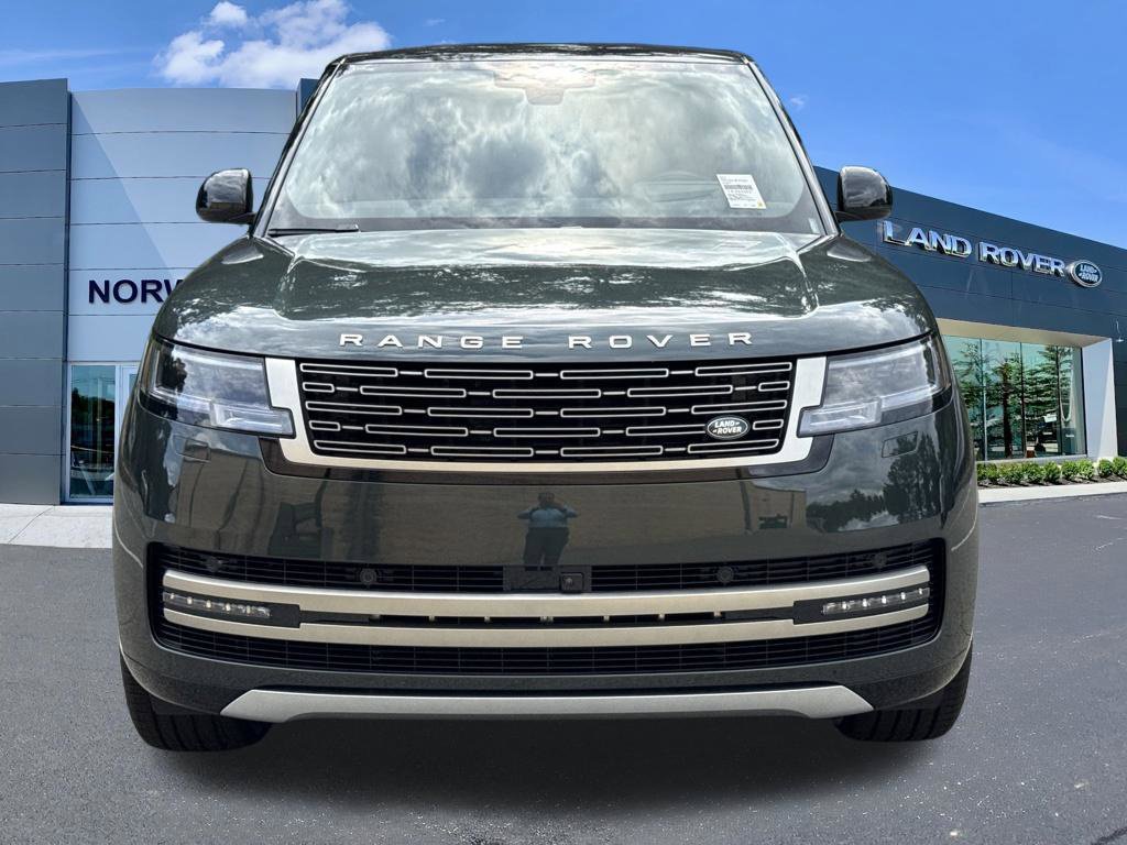 New 2027 Belgravia Green Land Rover SE image 2