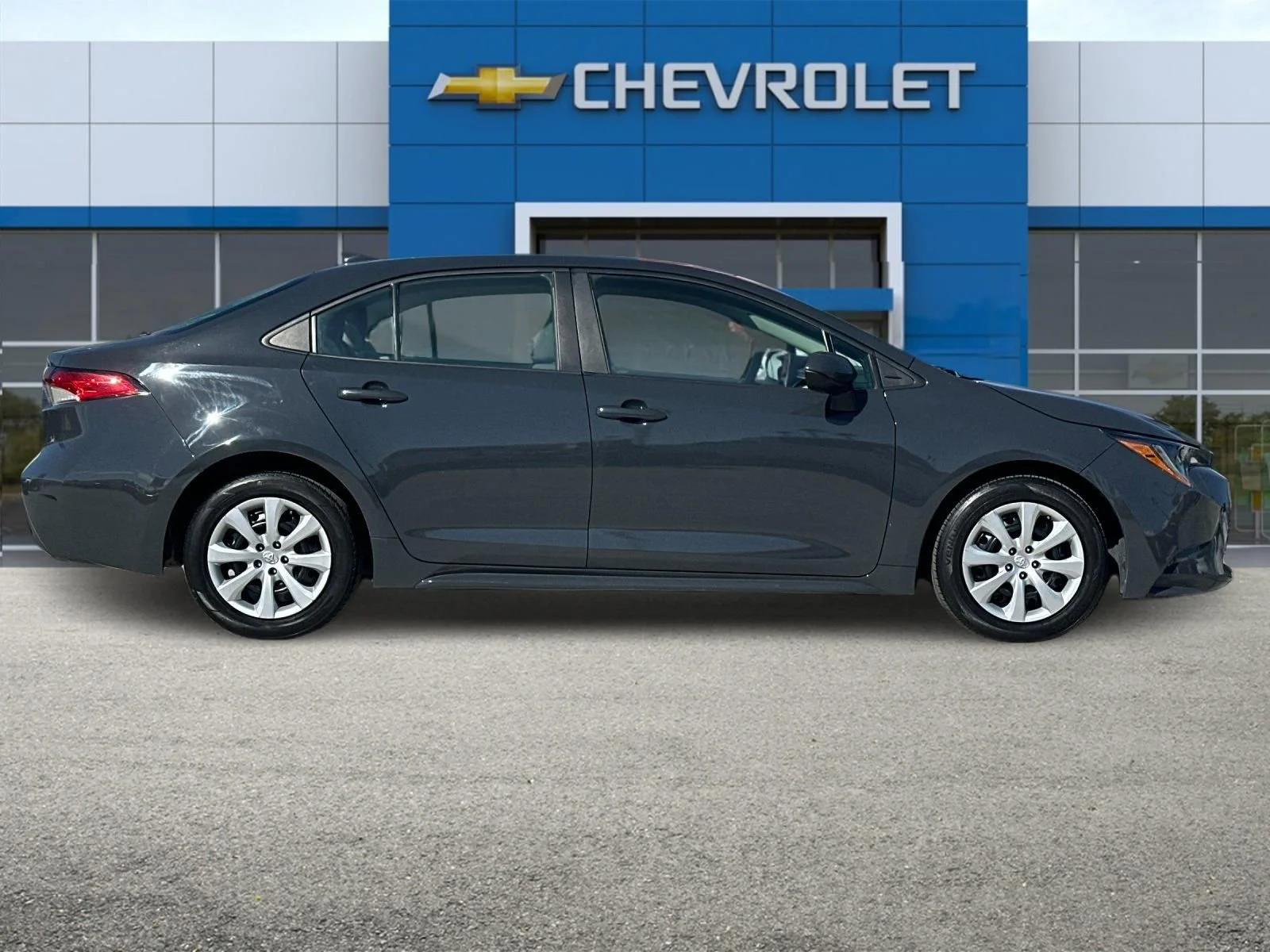 Used 2023  Toyota LE image 3