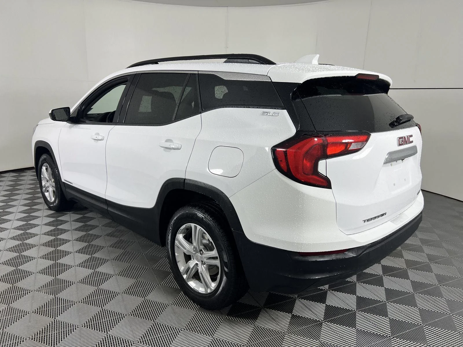 Used 2020 Summit White GMC SLE image 10