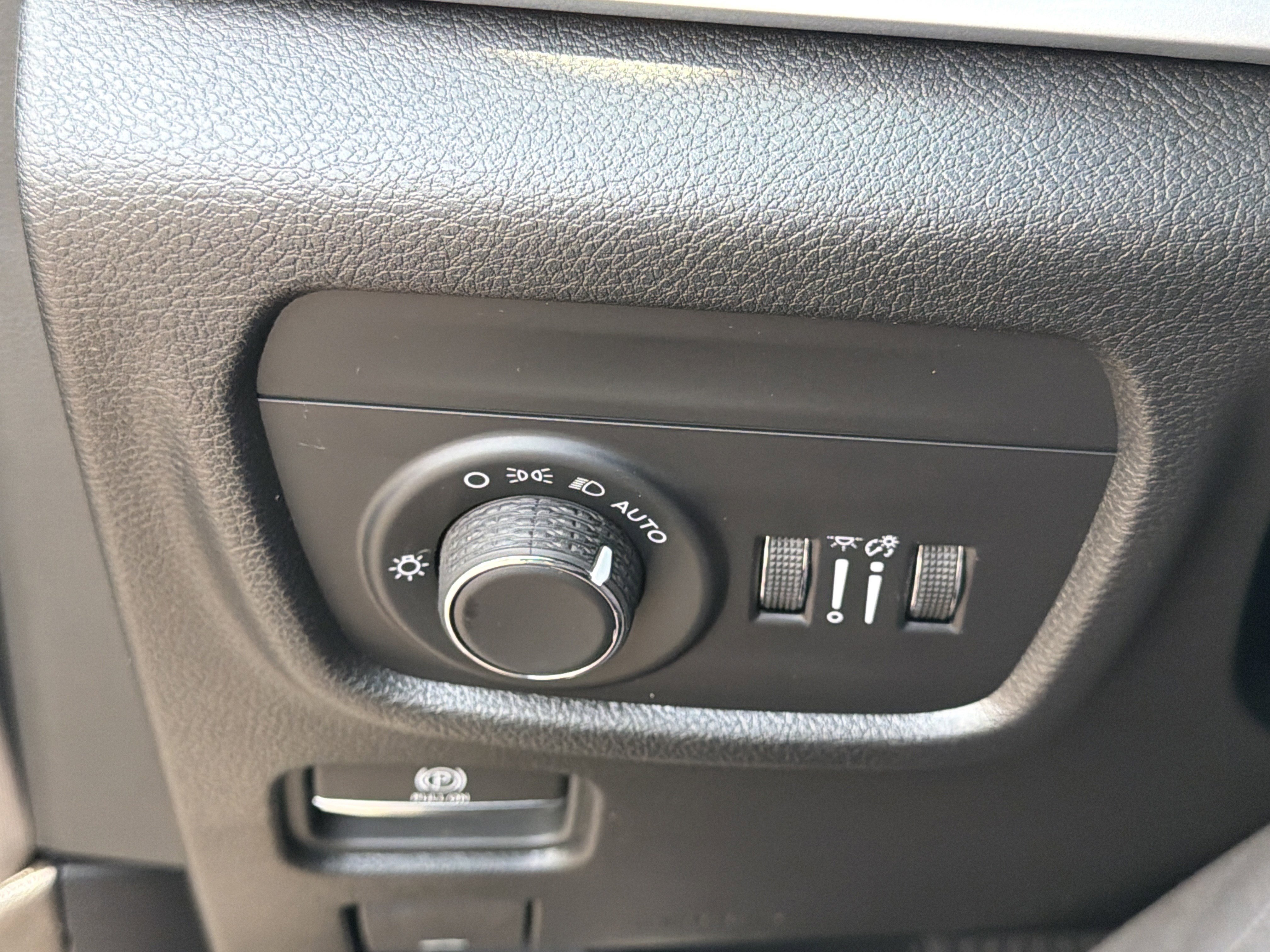 New 2026 Baltic Gray Metallic Clear-Coat Exterior Paint Jeep Altitude image 39