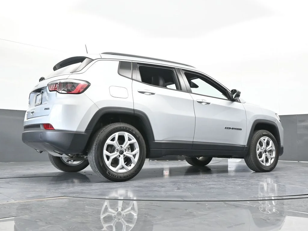 Used 2025 Silver Zynith Metallic Clearcoat Jeep Latitude image 29