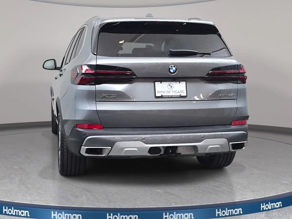 Used 2026 Skyscraper Grey Metallic BMW xDrive40i image 7