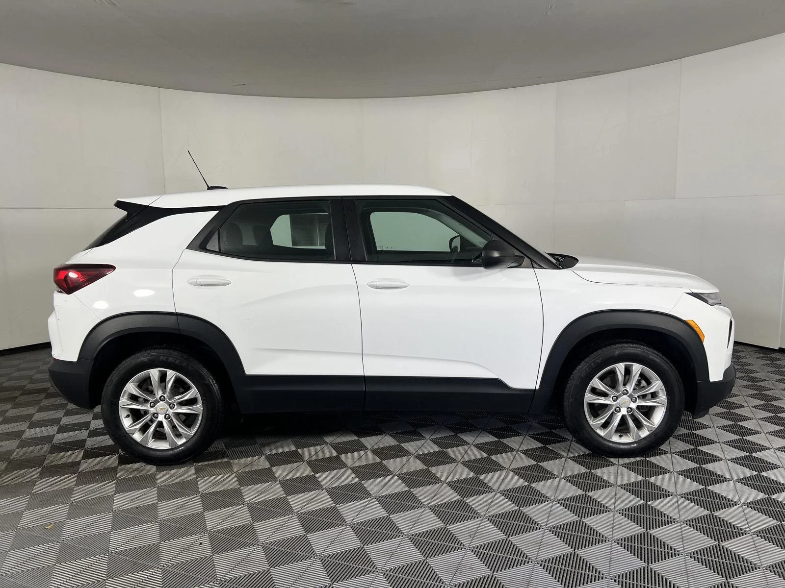 Used 2021 Summit White Chevrolet LS image 19