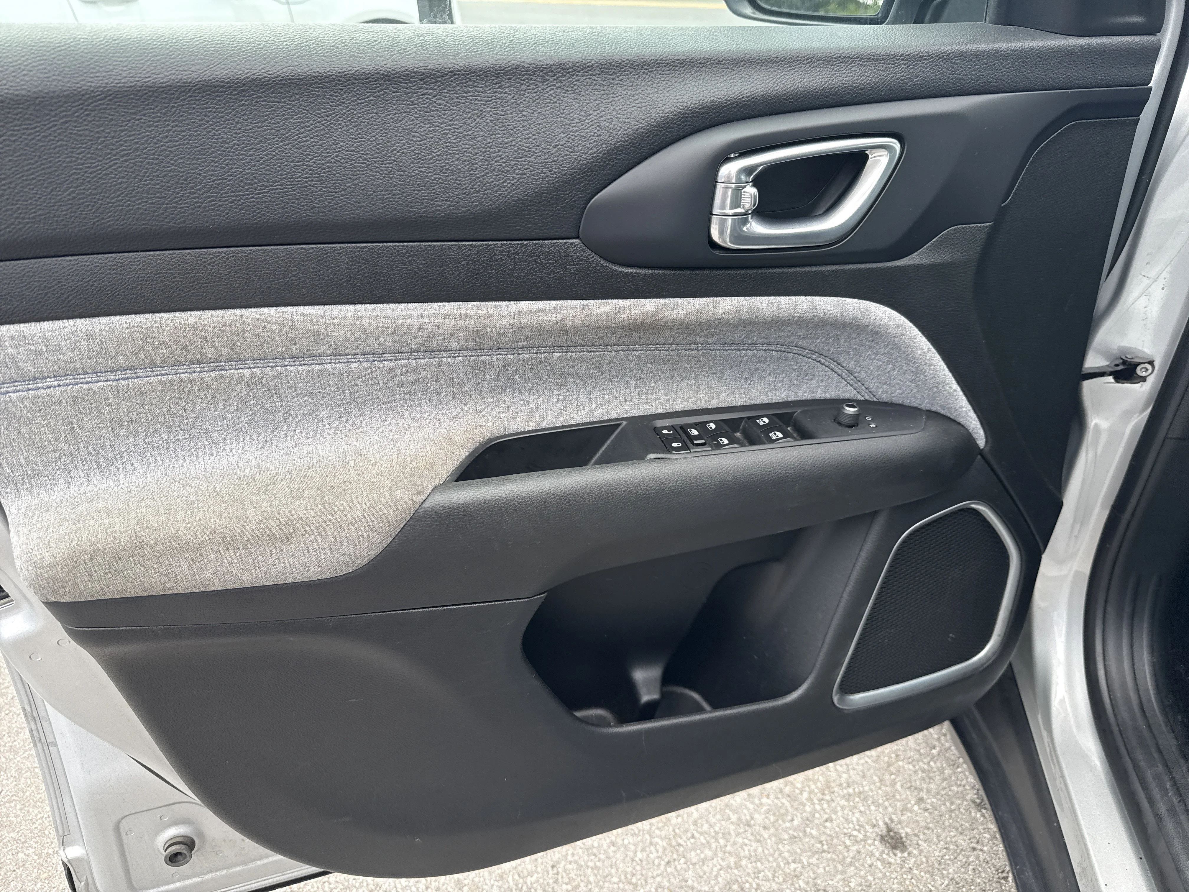 Used 2024 Silver Zynith Metallic Clearcoat Jeep Latitude image 15