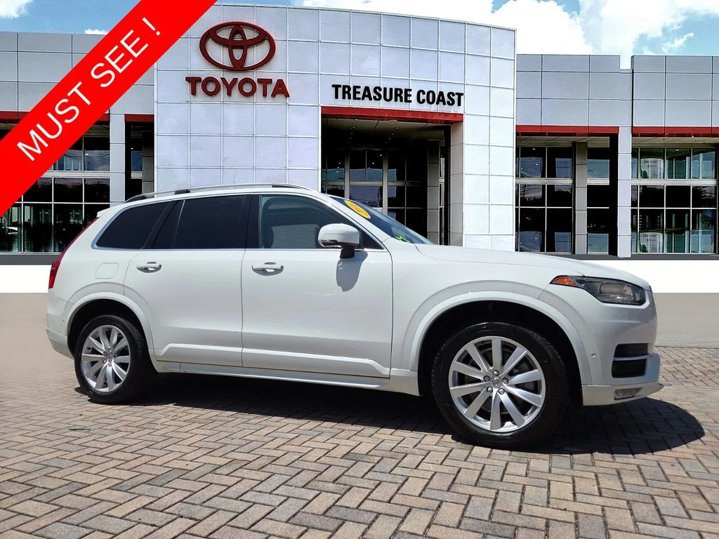 2016 Volvo XC90 T6 AWD Momentum's photo