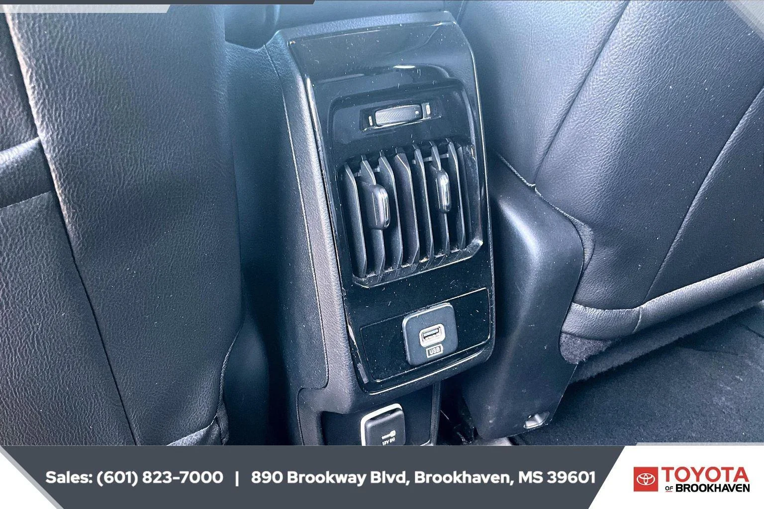 Used 2024 Red Hot Pearlcoat Jeep Latitude image 25