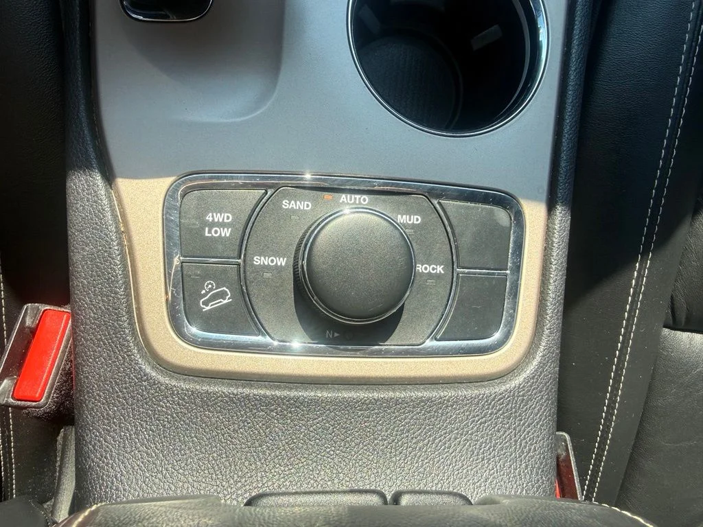 Used 2015 Brilliant Black Crystal Pearlcoat Jeep Limited image 26