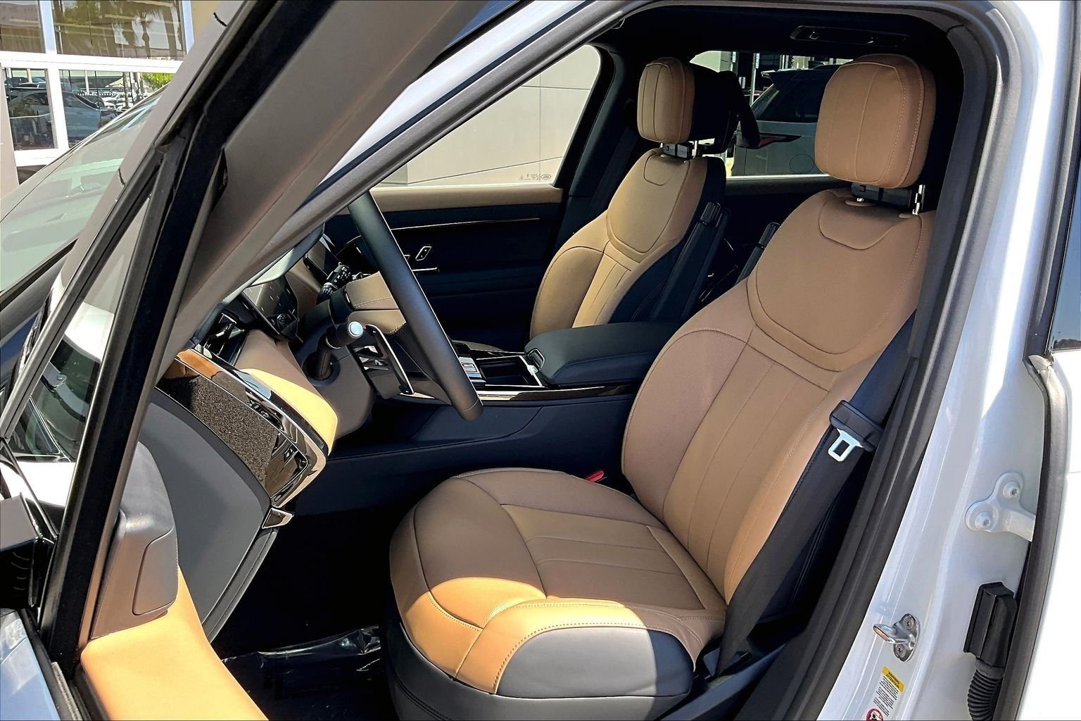 New 2026 Fuji White LAND ROVER Dynamic SE image 9