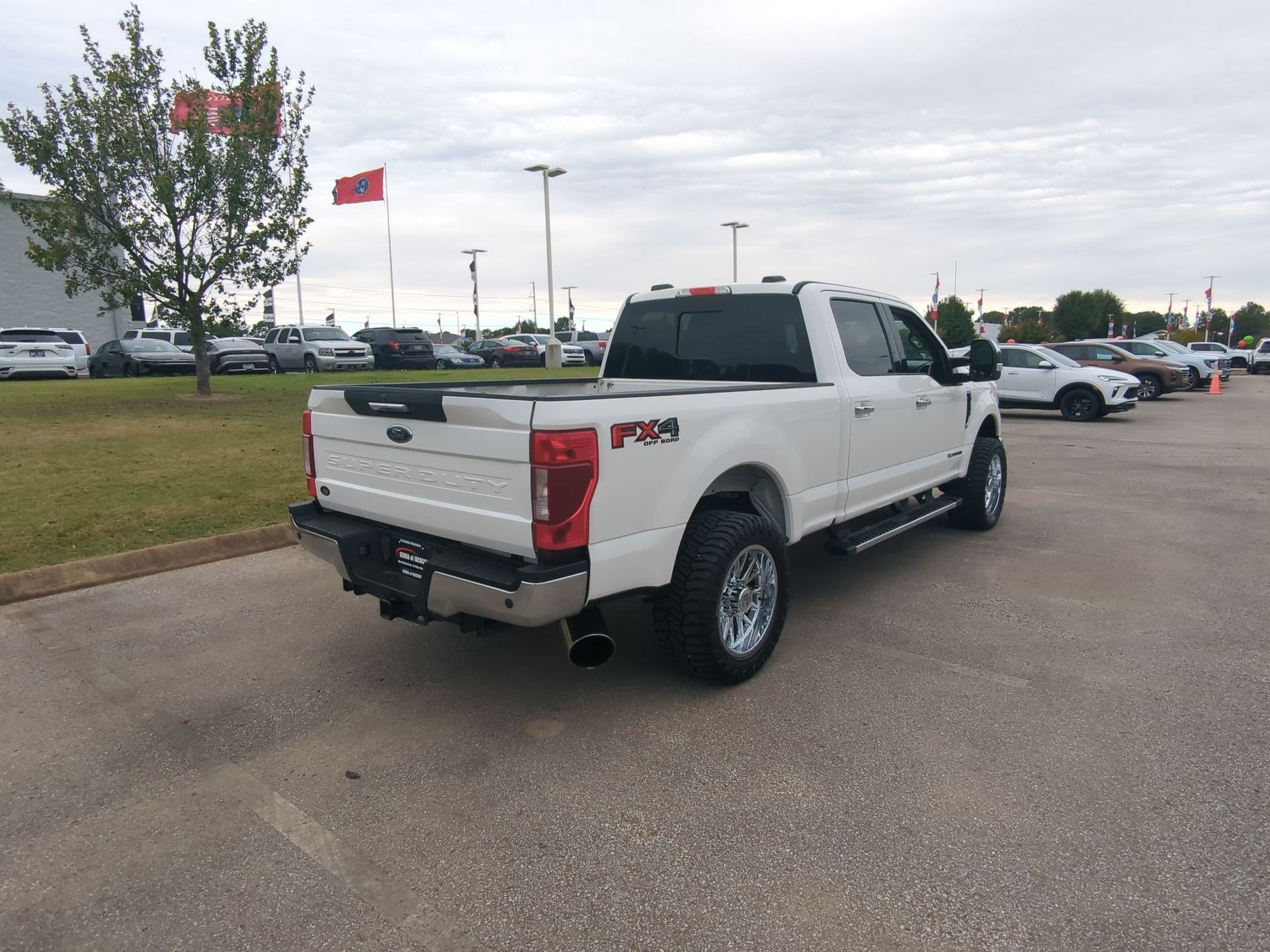 Used 2020 Star White Metallic Tri-Coat Ford LARIAT image 8