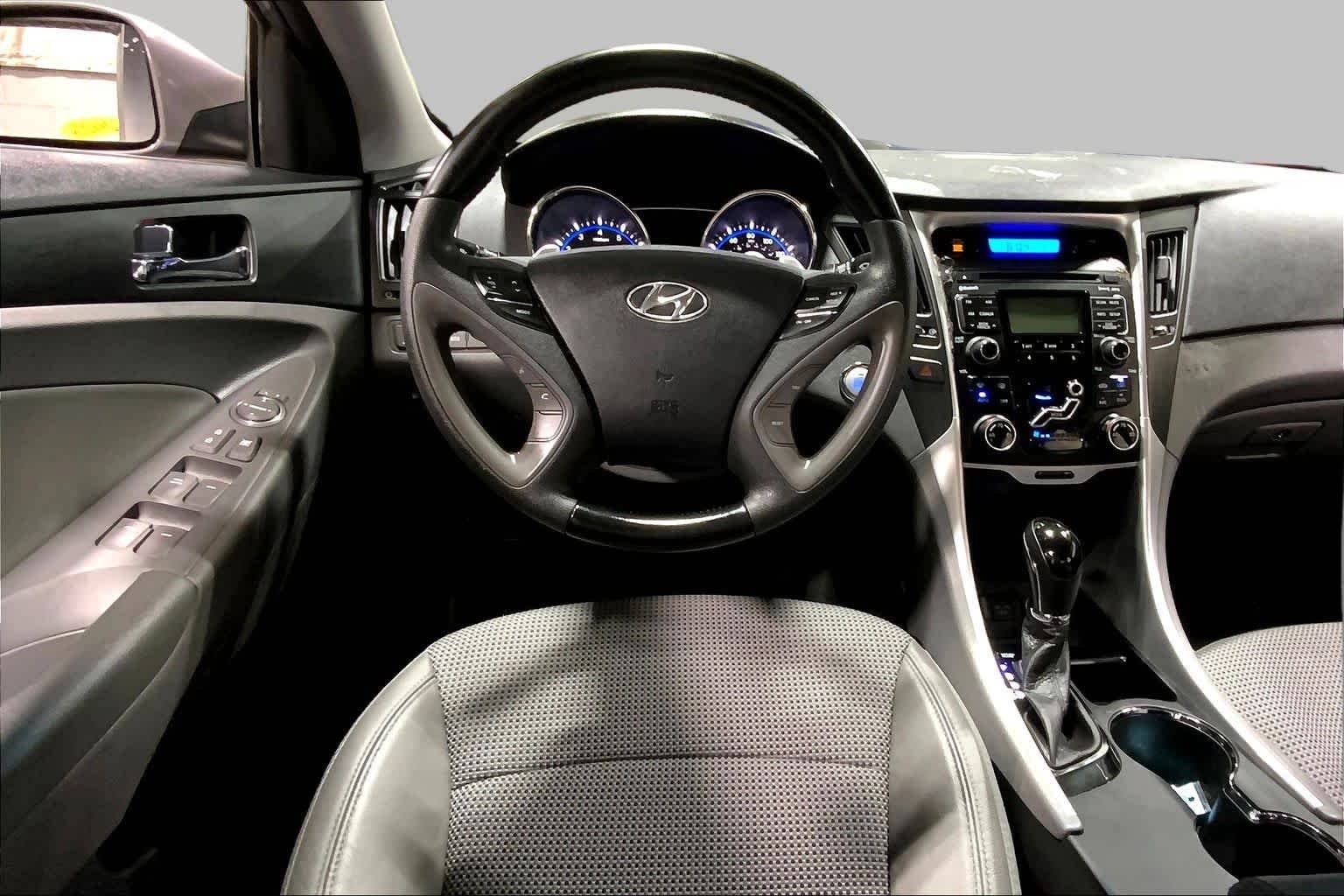 Used 2011 Harbor Gray Metallic Hyundai SE image 5