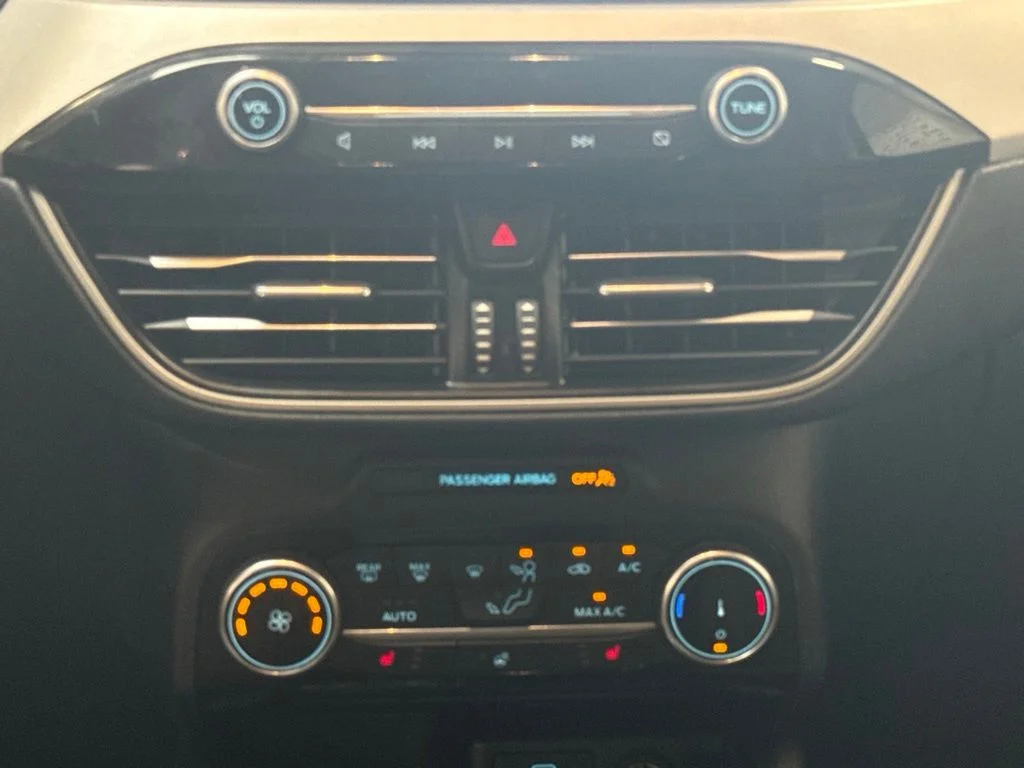 Used 2022 Blue Ford SE image 19