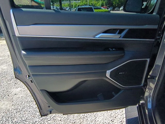 New 2026 Baltic-Gray Metallic Clear-Coat Exterior Paint Jeep  image 28