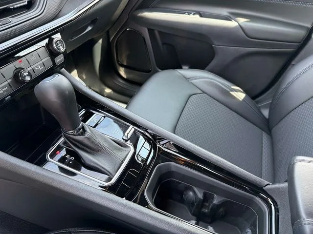 New 2026 Diamond Black Crystal Pearl-Coat Exterior Paint Jeep Latitude image 25
