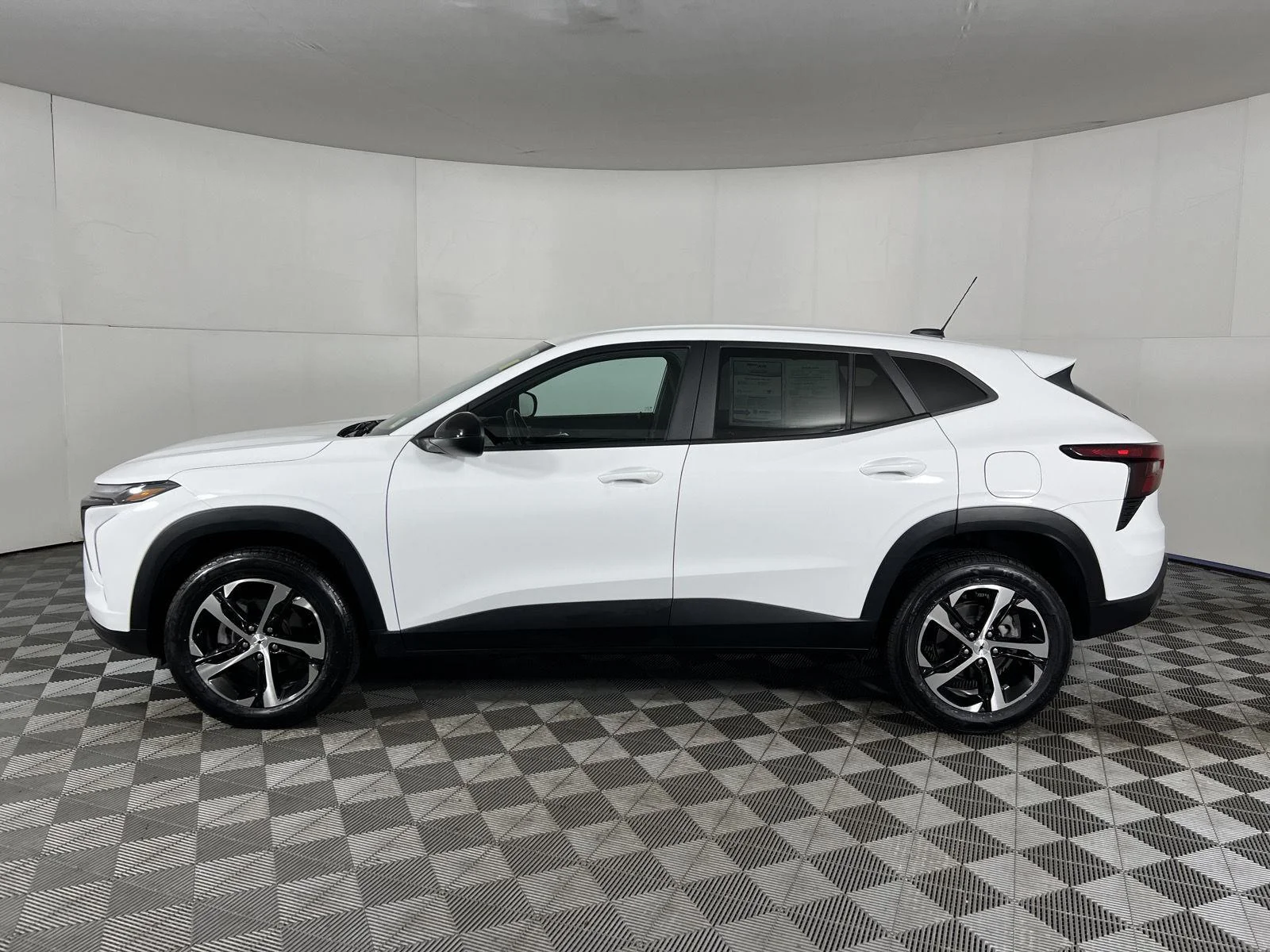 Used 2024 Summit White Chevrolet 1RS image 14