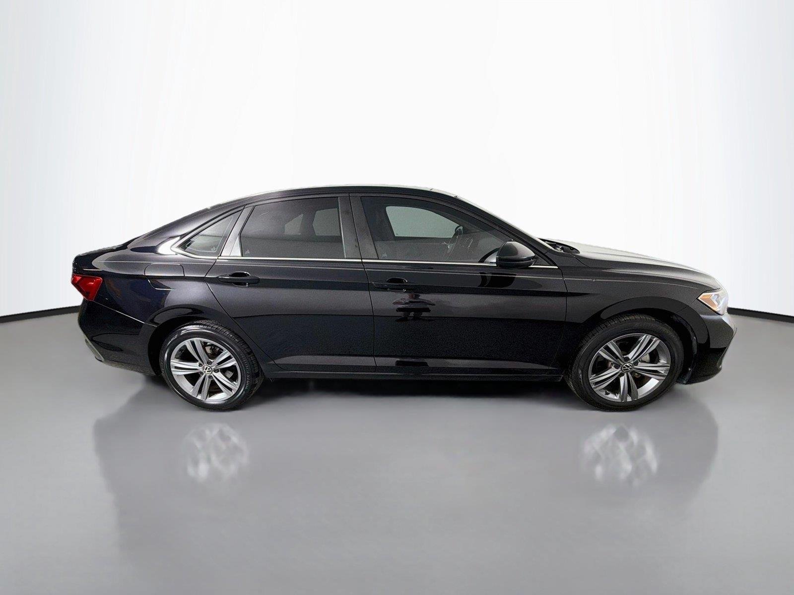 Used 2022 Deep Black Pearl Volkswagen SE image 4