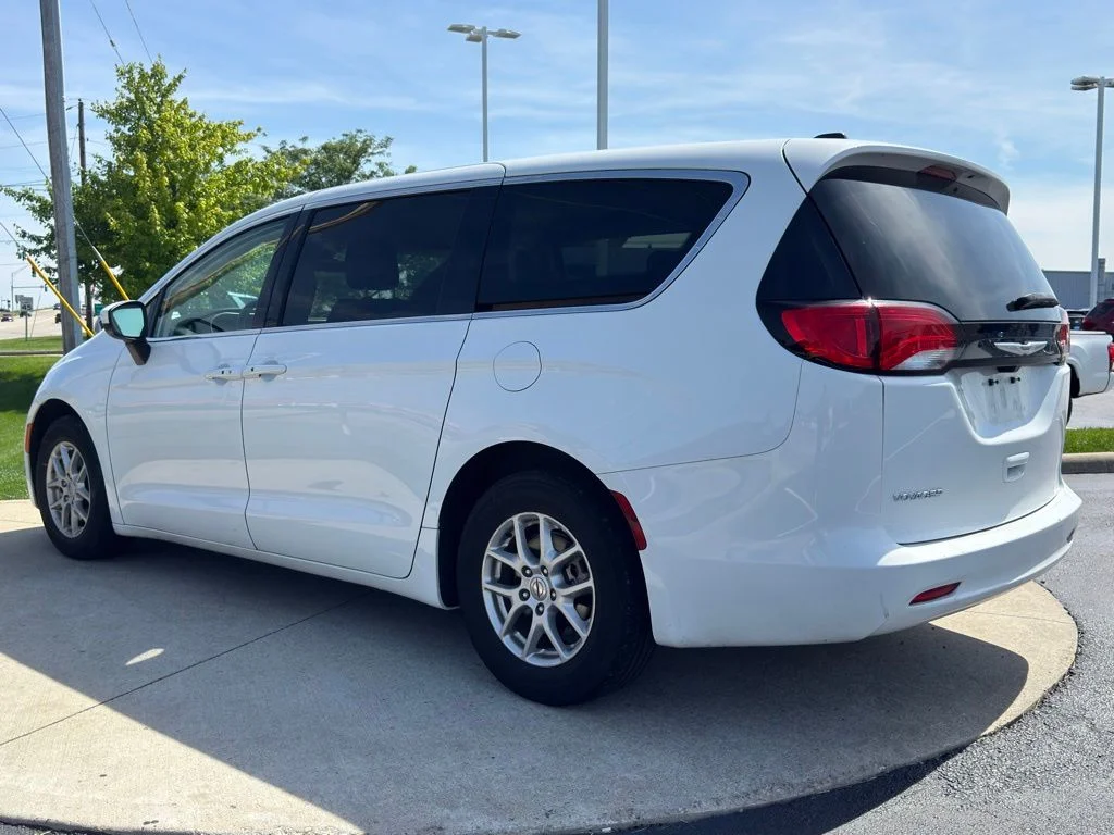 Used 2022 Bright White Clearcoat Chrysler LX image 5