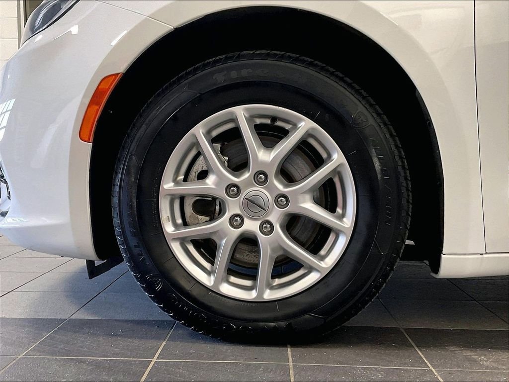 Used 2023 White Chrysler Touring L image 7