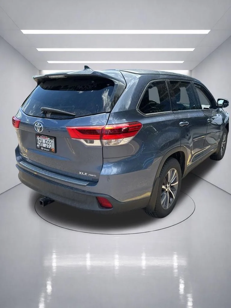 Used 2019 Shoreline Blue Pearl Toyota XLE image 8