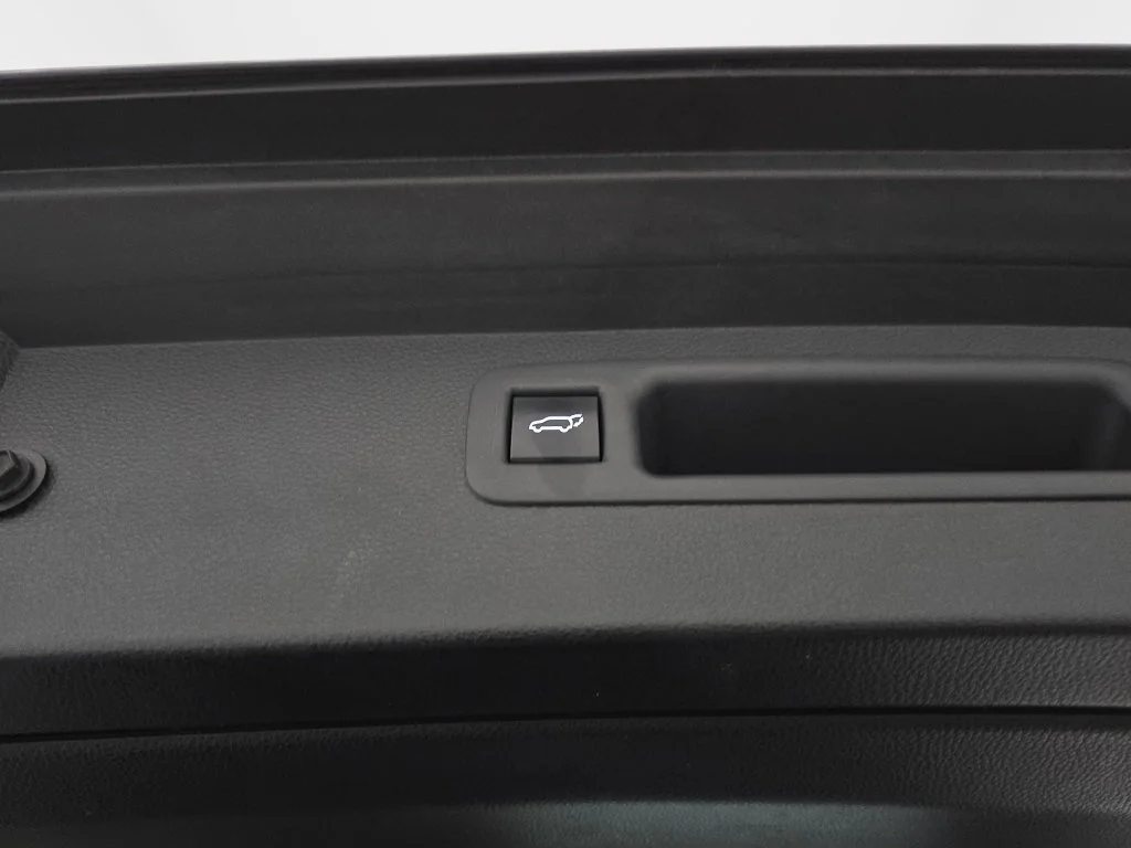 Used 2020  Toyota LE image 16