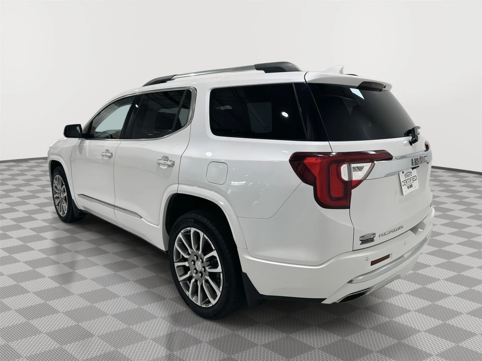 Used 2023 White Frost Tricoat GMC Denali image 3