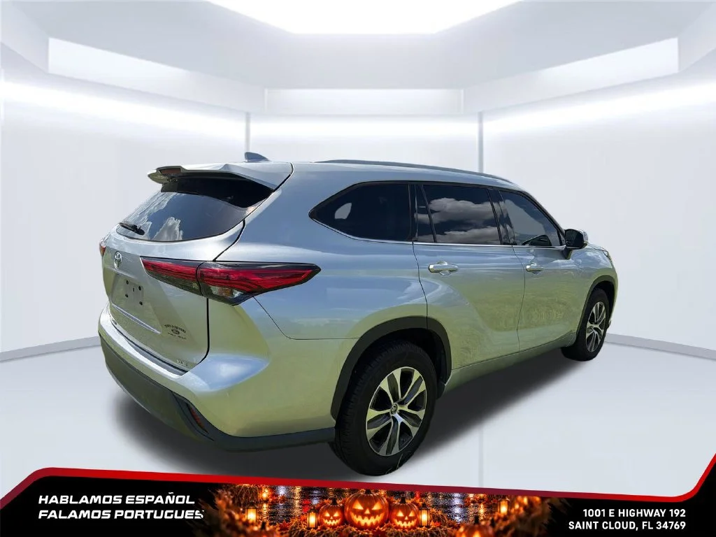 Used 2022 Silver Toyota XLE image 5