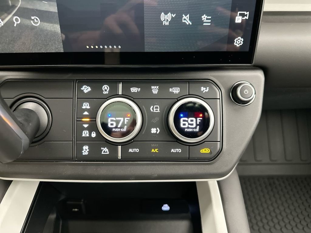 New 2026 Santorini Black Metallic Land Rover X-Dynamic SE image 13