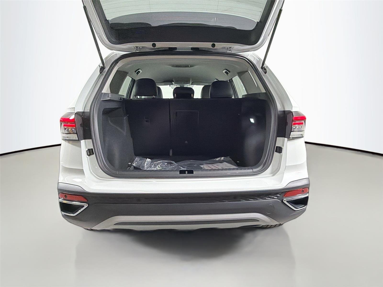 New 2026 Pure White Volkswagen SE image 23