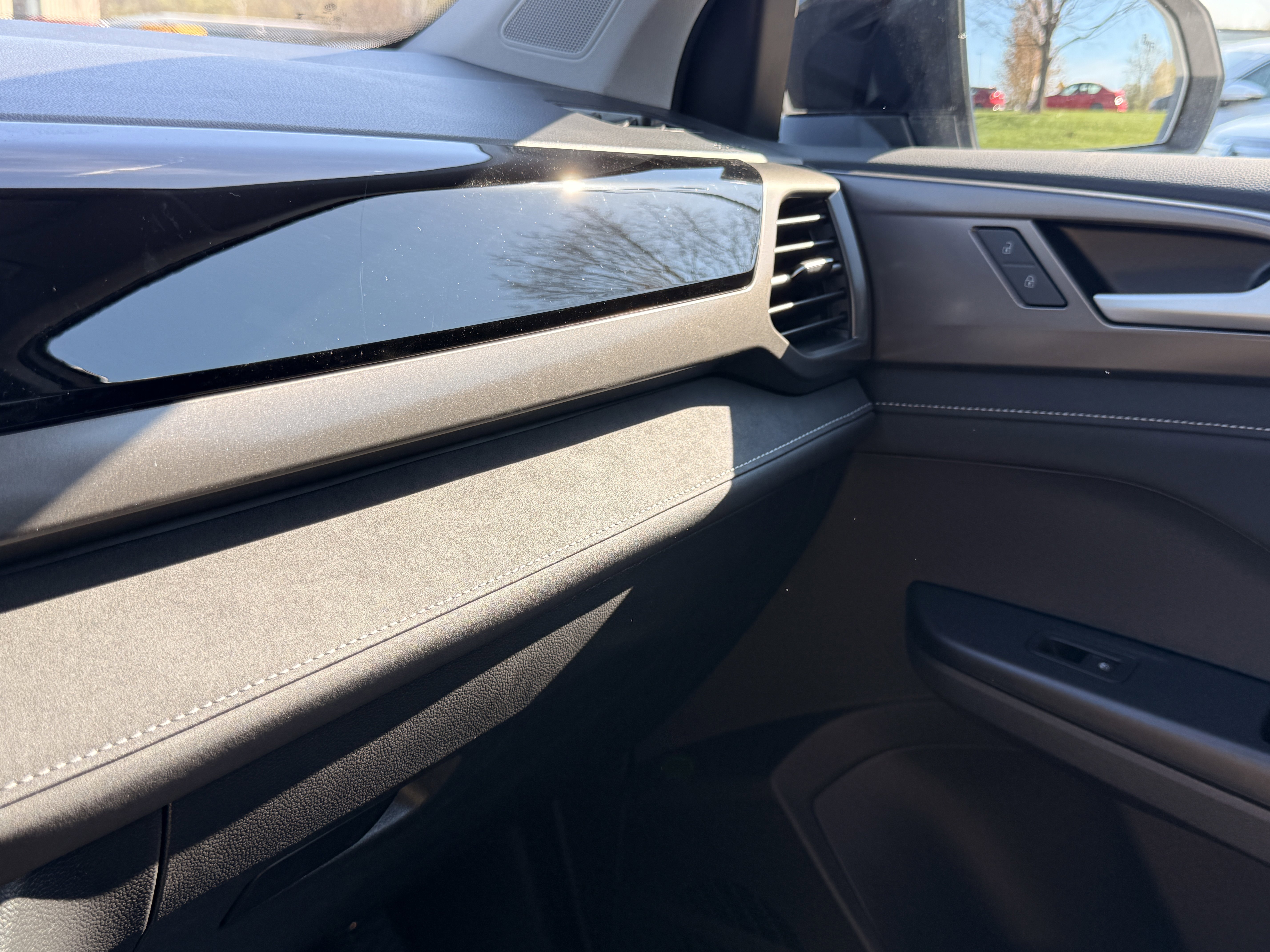 New 2026 Pure White w/Deep Black Roof Volkswagen SE Black image 31