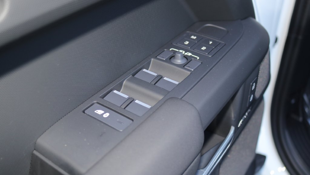 Used 2025 White Land Rover X-Dynamic SE image 10