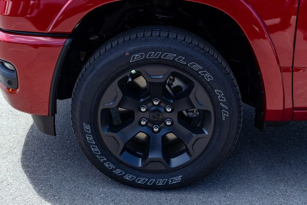 New 2026 Molten Red Pearl-Coat Exterior Paint RAM Big Horn Night Edition image 10
