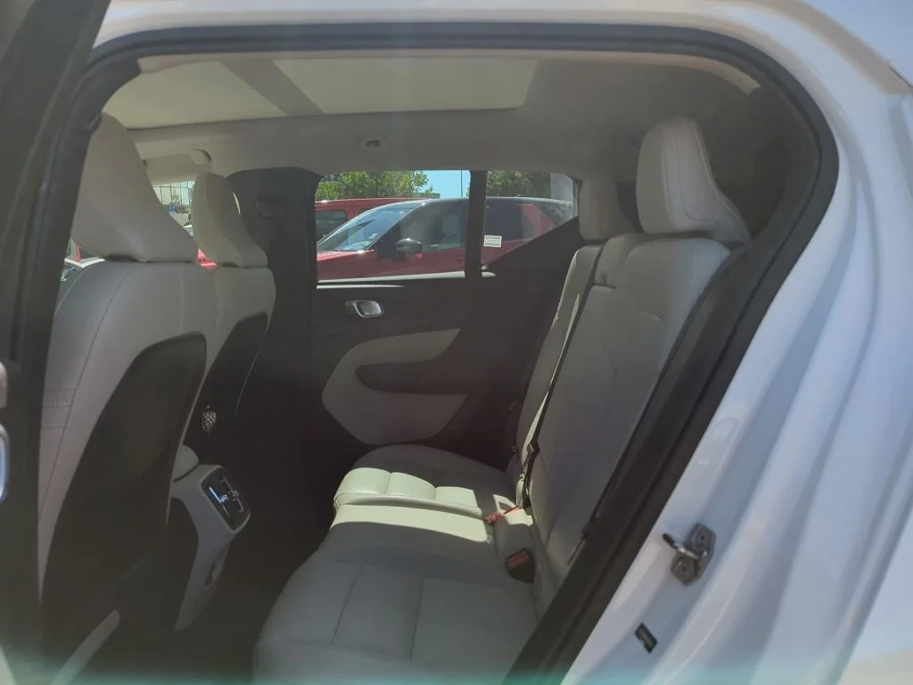 Used 2021 White Volvo Momentum image 9