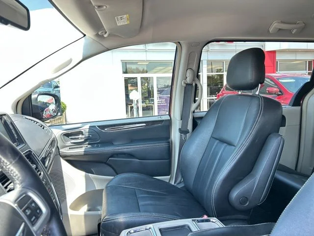Used 2015 Red Chrysler Touring image 34