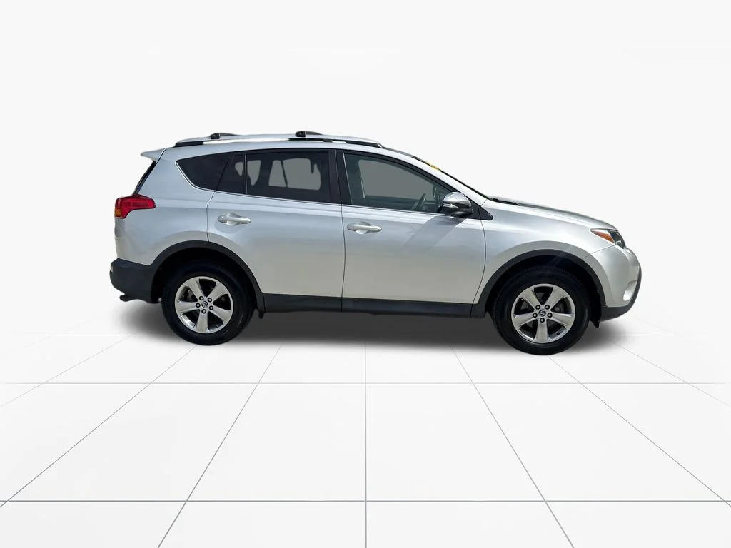 Used 2015 Classic Silver Metallic Toyota XLE image 9