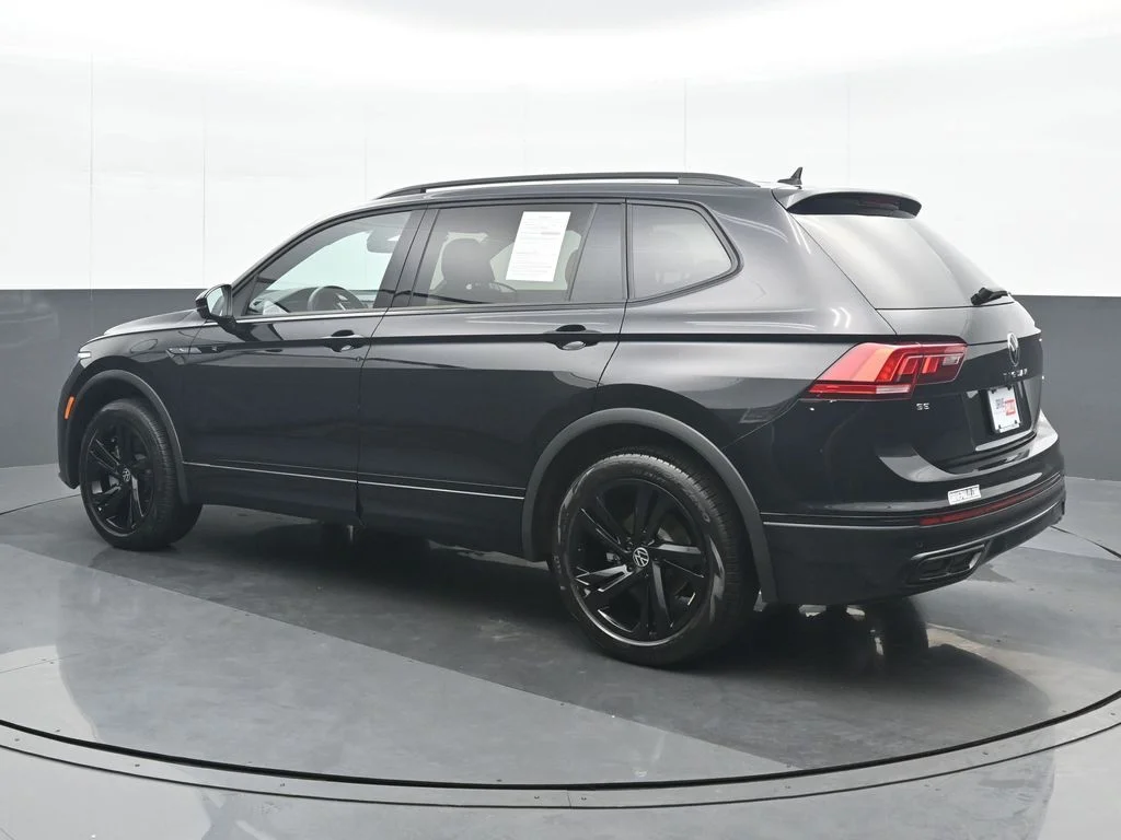 Used 2024 Black Volkswagen 2.0T SE R-Line Black image 4