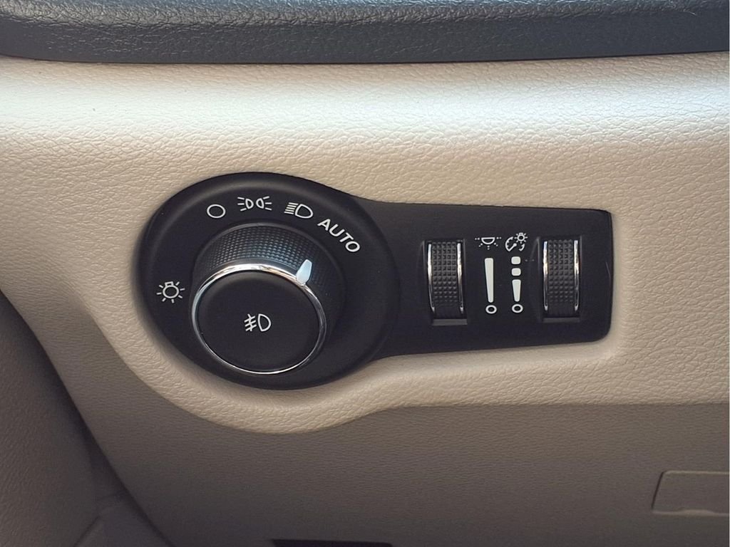 Used 2020 Silver Chrysler Limited image 19