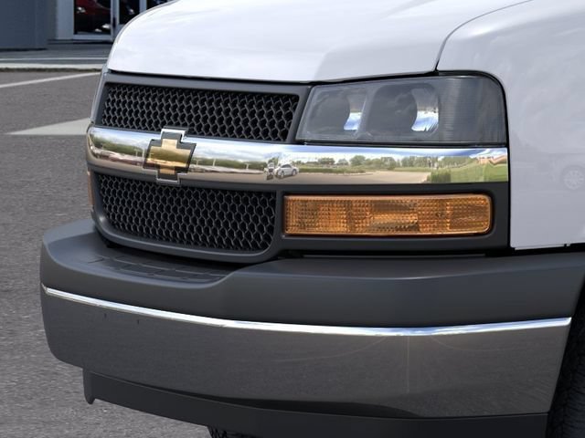 New 2025 Summit White Chevrolet 1WT image 13